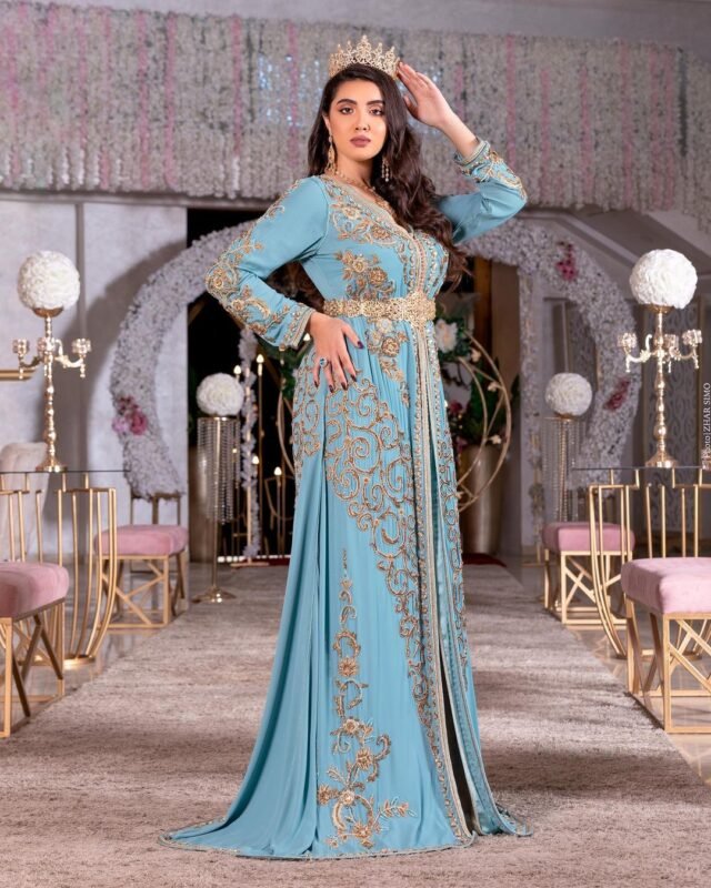 CAFTAN EXPORT Découvrez l'élégance intemporelle du caftan henna, une pièce traditionnelle marocaine magnifiquement ornée. Nos caftans en henna allient beauté et tradition pour des moments inoubliables. Explorez notre collection unique aujourd'hui ! Le caftan Imane, composé de deux pièces en crêpe de soie, est orné de broderies, de sfifa et de boutons en skali bronze entièrement perlés à la main. La partie inférieure est un caftan sans manches, confectionné en drap de soie. Il est accompagné d'une ceinture assortie en métal.