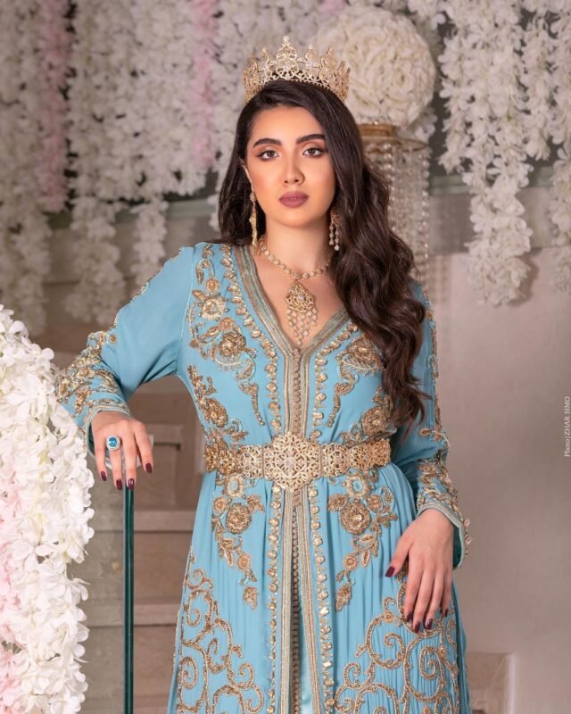 CAFTAN EXPORT Découvrez l'élégance intemporelle du caftan henna, une pièce traditionnelle marocaine magnifiquement ornée. Nos caftans en henna allient beauté et tradition pour des moments inoubliables. Explorez notre collection unique aujourd'hui ! Le caftan Imane, composé de deux pièces en crêpe de soie, est orné de broderies, de sfifa et de boutons en skali bronze entièrement perlés à la main. La partie inférieure est un caftan sans manches, confectionné en drap de soie. Il est accompagné d'une ceinture assortie en métal.