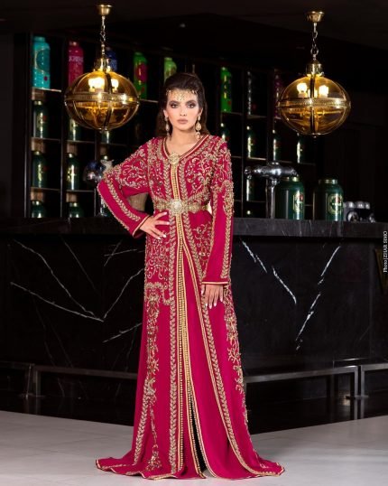 CAFTAN EXPORT Découvrez l'élégance intemporelle du caftan henna, une pièce traditionnelle marocaine magnifiquement ornée. Nos caftans en henna allient beauté et tradition pour des moments inoubliables. Explorez notre collection unique aujourd'hui ! Le caftan Imane, composé de deux pièces en crêpe de soie, est orné de broderies, de sfifa et de boutons en skali bronze entièrement perlés à la main. La partie inférieure est un caftan sans manches, confectionné en drap de soie. Il est accompagné d'une ceinture assortie en métal.