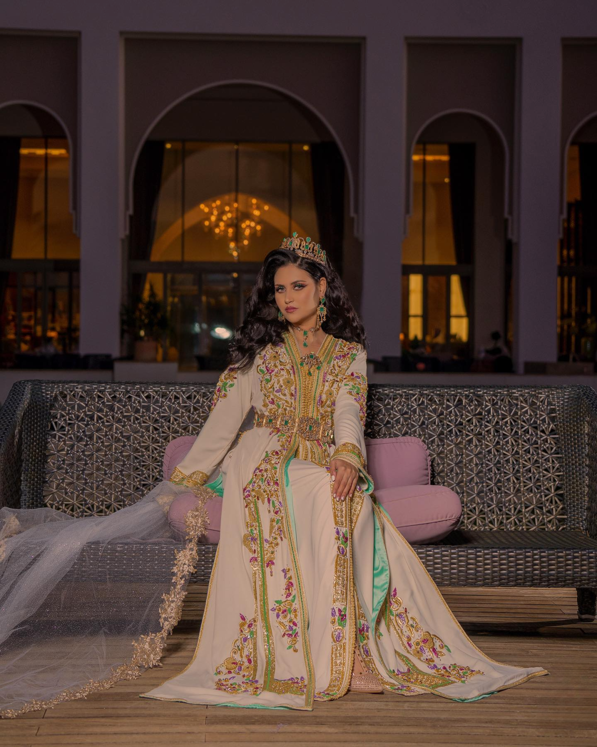 CAFTAN EXPORT Découvrez l'élégance intemporelle du caftan henna, une pièce traditionnelle marocaine magnifiquement ornée. Nos caftans en henna allient beauté et tradition pour des moments inoubliables. Explorez notre collection unique aujourd'hui ! Magnifique caftan en crêpe de soie, brodé et perlé à la main avec des perles en cristal roses, vertes et fuchsia. Le bas du caftan est également en drap de soie, brodé et perlé à la main. Livré avec une ceinture en métal doré.