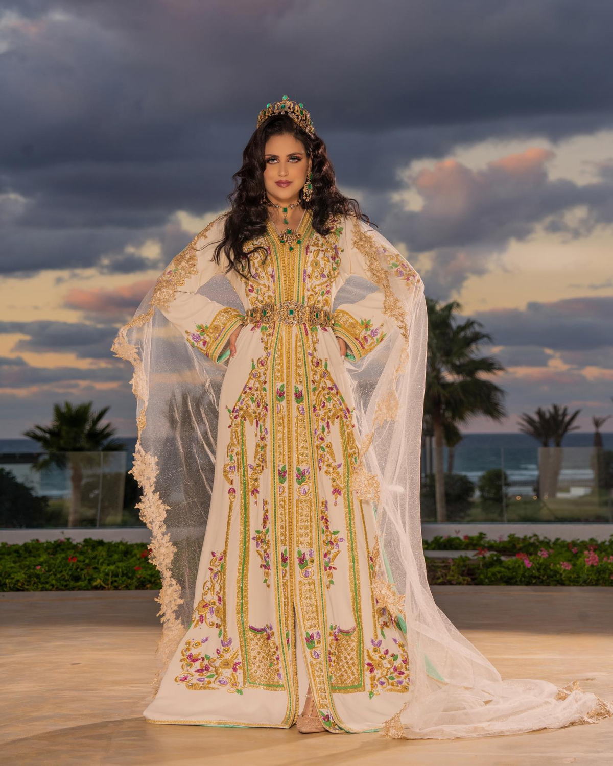 CAFTAN EXPORT Découvrez l'élégance intemporelle du caftan henna, une pièce traditionnelle marocaine magnifiquement ornée. Nos caftans en henna allient beauté et tradition pour des moments inoubliables. Explorez notre collection unique aujourd'hui ! Magnifique caftan en crêpe de soie, brodé et perlé à la main avec des perles en cristal roses, vertes et fuchsia. Le bas du caftan est également en drap de soie, brodé et perlé à la main. Livré avec une ceinture en métal doré.