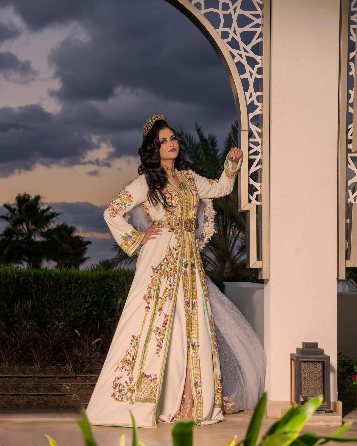 CAFTAN EXPORT Découvrez l'élégance intemporelle du caftan henna, une pièce traditionnelle marocaine magnifiquement ornée. Nos caftans en henna allient beauté et tradition pour des moments inoubliables. Explorez notre collection unique aujourd'hui ! Magnifique caftan en crêpe de soie, brodé et perlé à la main avec des perles en cristal roses, vertes et fuchsia. Le bas du caftan est également en drap de soie, brodé et perlé à la main. Livré avec une ceinture en métal doré.