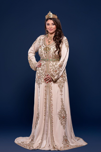 CAFTAN EXPORT Découvrez l'élégance intemporelle du caftan henna, une pièce traditionnelle marocaine magnifiquement ornée. Nos caftans en henna allient beauté et tradition pour des moments inoubliables. Explorez notre collection unique aujourd'hui ! Magnifique caftan royal en crêpe de soie blanc, entièrement brodé et perlé à la main, y compris le bas. Ce caftan est idéal pour une cérémonie de henné ou pour une negafa. Il est livré avec une ceinture en métal doré.