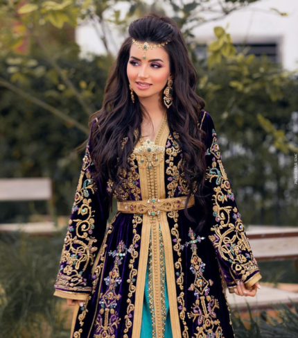 CAFTAN EXPORT Découvrez l'élégance intemporelle du caftan henna, une pièce traditionnelle marocaine magnifiquement ornée. Nos caftans en henna allient beauté et tradition pour des moments inoubliables. Explorez notre collection unique aujourd'hui ! Le caftan Chahinaz est composé de deux pièces en crêpe de soie vert, ornées de broderies dorées, de sfifa et de boutons en skali doré. La partie inférieure est un caftan confectionné en drap de soie vert et perlé à la main. Il est accompagné d'une ceinture assortie en métal.