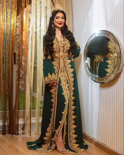 CAFTAN EXPORT Découvrez l'élégance intemporelle du caftan henna, une pièce traditionnelle marocaine magnifiquement ornée. Nos caftans en henna allient beauté et tradition pour des moments inoubliables. Explorez notre collection unique aujourd'hui ! <blockquote>Takchita deux pièces en crêpe de soie rose, ornée de broderies et de perles réalisées à la main, doublée en satin violet. La pièce pardessous, en drap de soie, est également brodée et perlée à la main, et elle est accompagnée d'une ceinture en métal doré.</blockquote>