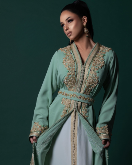 women's kaftan dresses Nos caftans marocains de mariage 2024 transcendent les frontières, séduisant les amoureux de la mode du monde entier. Une tenue qui incarne l'universalité de la beauté.