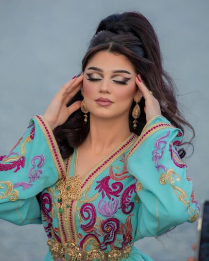 Une Histoire en Soie et en Perles : Nos caftans marocains sont confectionnés avec soin à partir de tissus luxueux, ornés de perles scintillantes et de broderies délicates. Chaque caftan raconte une histoire d'amour et de tradition