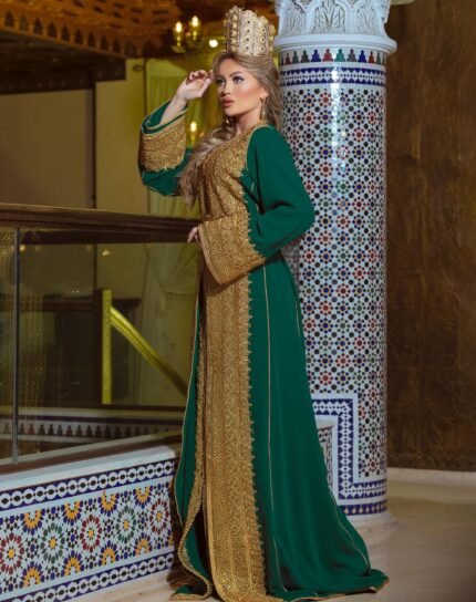 CAFTAN EXPORT Découvrez l'élégance intemporelle du caftan henna, une pièce traditionnelle marocaine magnifiquement ornée. Nos caftans en henna allient beauté et tradition pour des moments inoubliables. Explorez notre collection unique aujourd'hui ! Le caftan Nariman se compose de deux pièces en satin duchesse rose, ornées de broderies dorées, de perles en cristal, de sfifa et de boutons en skali doré. La partie inférieure est confectionnée en drap de soie rose, perlé à la main. Il est accompagné d'une ceinture assortie en métal.