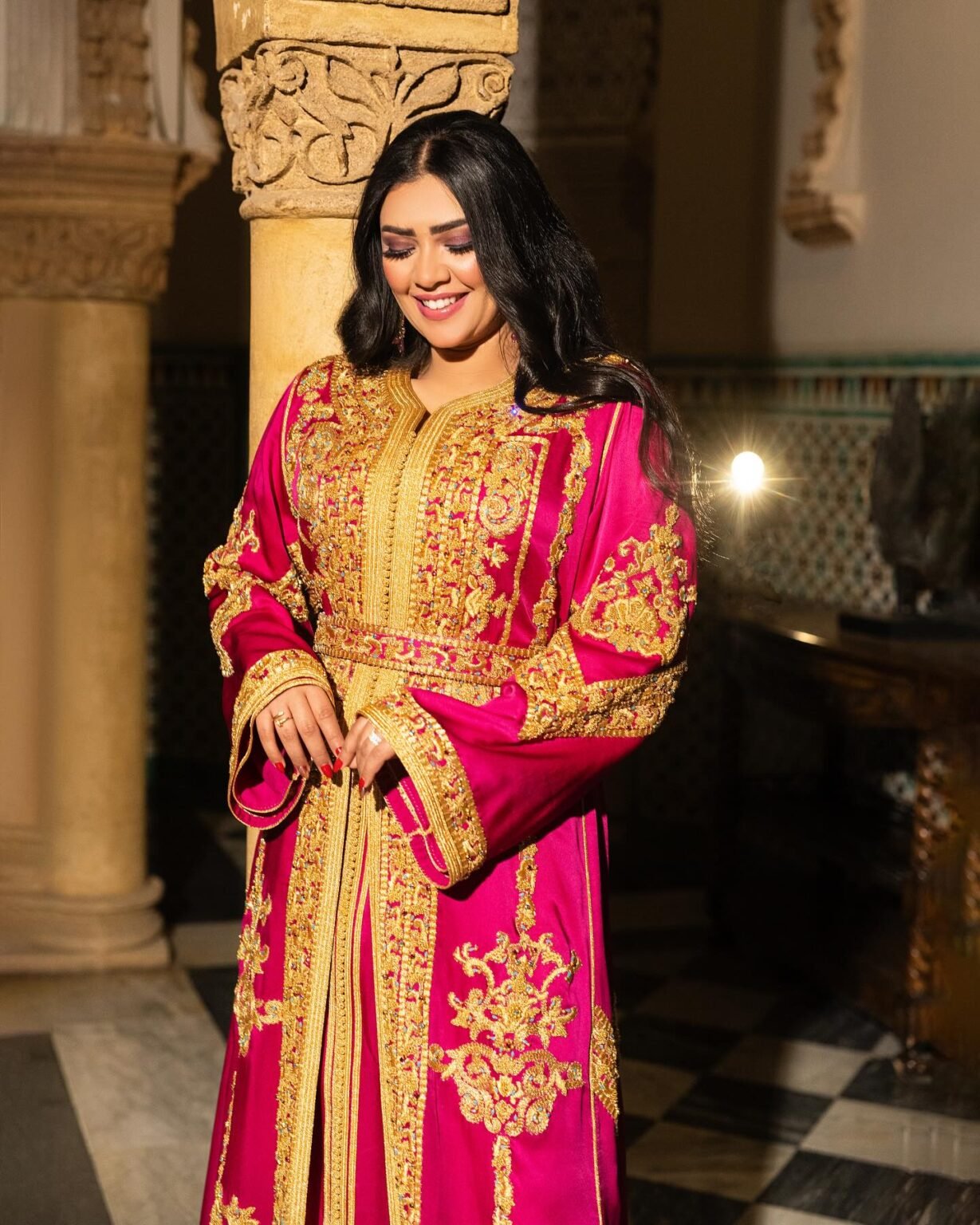 CAFTAN EXPORT Découvrez l'élégance intemporelle du caftan henna, une pièce traditionnelle marocaine magnifiquement ornée. Nos caftans en henna allient beauté et tradition pour des moments inoubliables. Explorez notre collection unique aujourd'hui ! Le caftan Nariman se compose de deux pièces en satin duchesse rose, ornées de broderies dorées, de perles en cristal, de sfifa et de boutons en skali doré. La partie inférieure est confectionnée en drap de soie rose, perlé à la main. Il est accompagné d'une ceinture assortie en métal.