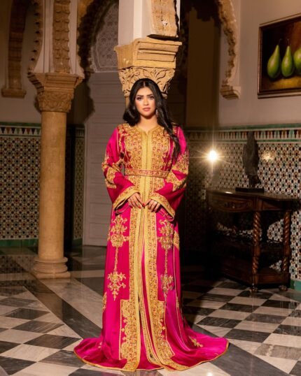 CAFTAN EXPORT Découvrez l'élégance intemporelle du caftan henna, une pièce traditionnelle marocaine magnifiquement ornée. Nos caftans en henna allient beauté et tradition pour des moments inoubliables. Explorez notre collection unique aujourd'hui ! Le caftan sirene, composé de deux pièces en crêpe de soie blanc, travaillé en zewak maalam, sfifa et button en skali doré. Le bas est confectionné en draps de soie blanc, Il est accompagné d'une ceinture assortie en metal.