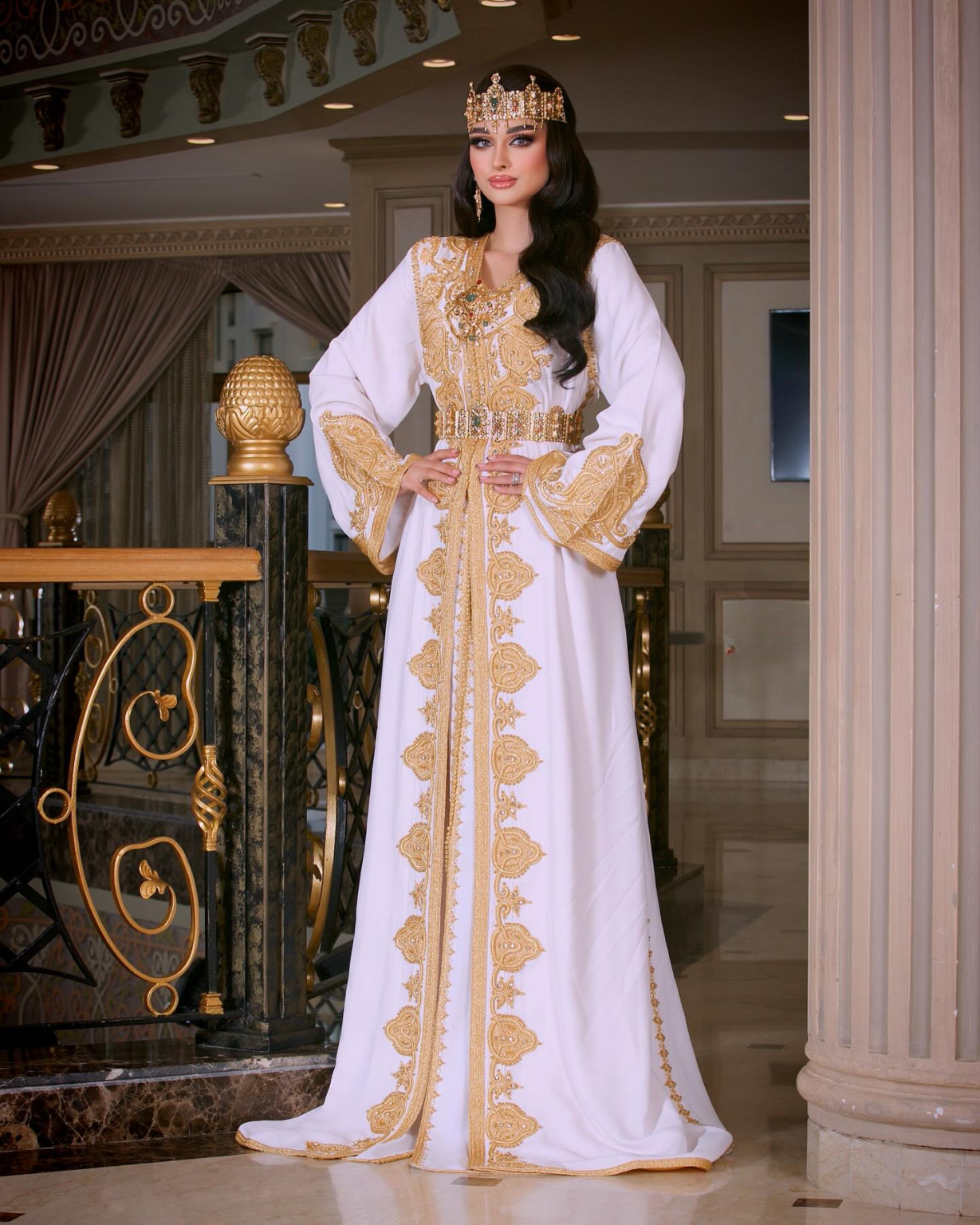 CAFTAN EXPORT Découvrez l'élégance intemporelle du caftan henna, une pièce traditionnelle marocaine magnifiquement ornée. Nos caftans en henna allient beauté et tradition pour des moments inoubliables. Explorez notre collection unique aujourd'hui ! Le caftan sirene, composé de deux pièces en crêpe de soie blanc, travaillé en zewak maalam, sfifa et button en skali doré. Le bas est confectionné en draps de soie blanc, Il est accompagné d'une ceinture assortie en metal.