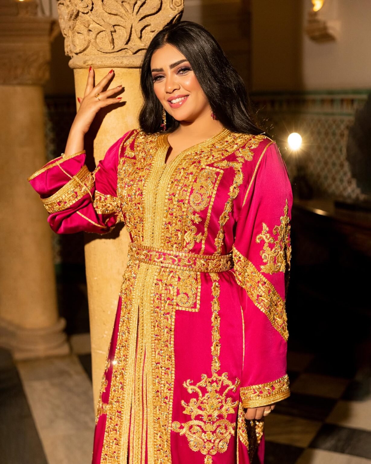 CAFTAN EXPORT Découvrez l'élégance intemporelle du caftan henna, une pièce traditionnelle marocaine magnifiquement ornée. Nos caftans en henna allient beauté et tradition pour des moments inoubliables. Explorez notre collection unique aujourd'hui ! Le caftan Nariman se compose de deux pièces en satin duchesse rose, ornées de broderies dorées, de perles en cristal, de sfifa et de boutons en skali doré. La partie inférieure est confectionnée en drap de soie rose, perlé à la main. Il est accompagné d'une ceinture assortie en métal.