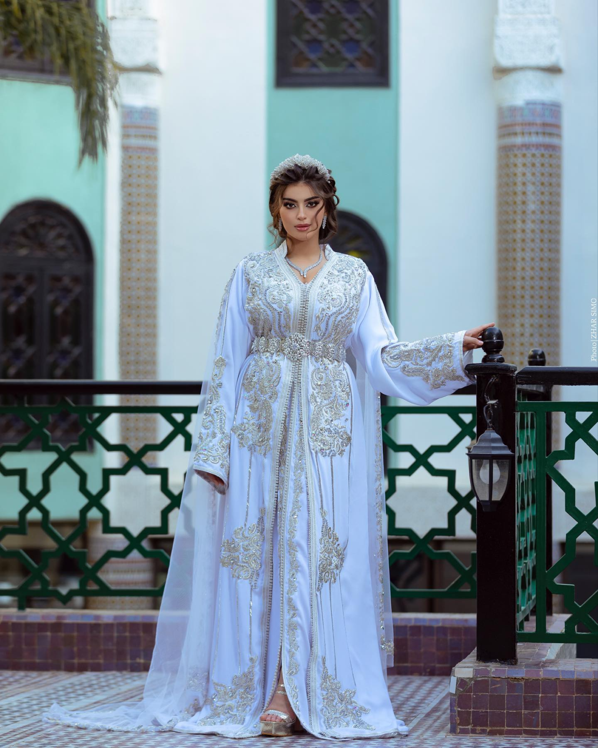 CAFTAN EXPORT Découvrez l'élégance intemporelle du caftan henna, une pièce traditionnelle marocaine magnifiquement ornée. Nos caftans en henna allient beauté et tradition pour des moments inoubliables. Explorez notre collection unique aujourd'hui ! Caftan de mariage en crêpe de soie blanc, brodé en argent et perlé à la main. Le bas en drap de soie est également brodé et perlé à la main, livré avec une ceinture assortie en métal argenté.