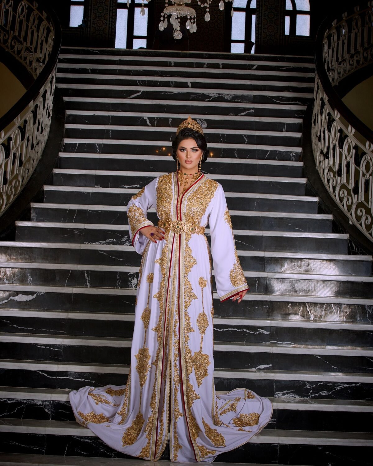 CAFTAN EXPORT Découvrez l'élégance intemporelle du caftan henna, une pièce traditionnelle marocaine magnifiquement ornée. Nos caftans en henna allient beauté et tradition pour des moments inoubliables. Explorez notre collection unique aujourd'hui ! Magnifique caftan royal en crêpe de soie blanc, entièrement brodé et perlé à la main, y compris le bas. Ce caftan est idéal pour une cérémonie de henné ou pour une negafa. Il est livré avec une ceinture en métal doré.