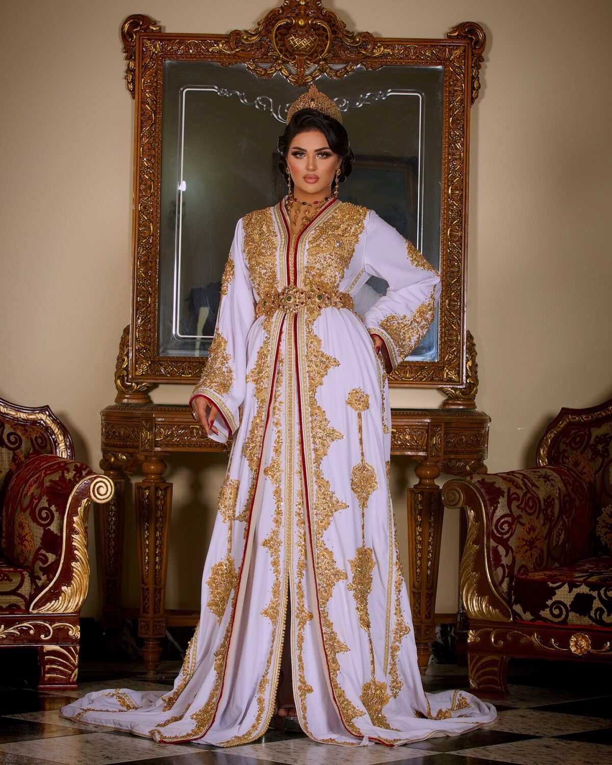 CAFTAN EXPORT Découvrez l'élégance intemporelle du caftan henna, une pièce traditionnelle marocaine magnifiquement ornée. Nos caftans en henna allient beauté et tradition pour des moments inoubliables. Explorez notre collection unique aujourd'hui ! Magnifique caftan royal en crêpe de soie blanc, entièrement brodé et perlé à la main, y compris le bas. Ce caftan est idéal pour une cérémonie de henné ou pour une negafa. Il est livré avec une ceinture en métal doré.