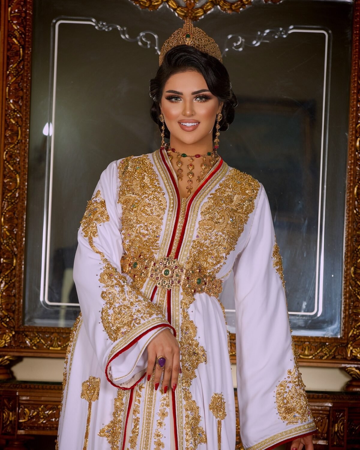 CAFTAN EXPORT Découvrez l'élégance intemporelle du caftan henna, une pièce traditionnelle marocaine magnifiquement ornée. Nos caftans en henna allient beauté et tradition pour des moments inoubliables. Explorez notre collection unique aujourd'hui ! Magnifique caftan royal en crêpe de soie blanc, entièrement brodé et perlé à la main, y compris le bas. Ce caftan est idéal pour une cérémonie de henné ou pour une negafa. Il est livré avec une ceinture en métal doré.